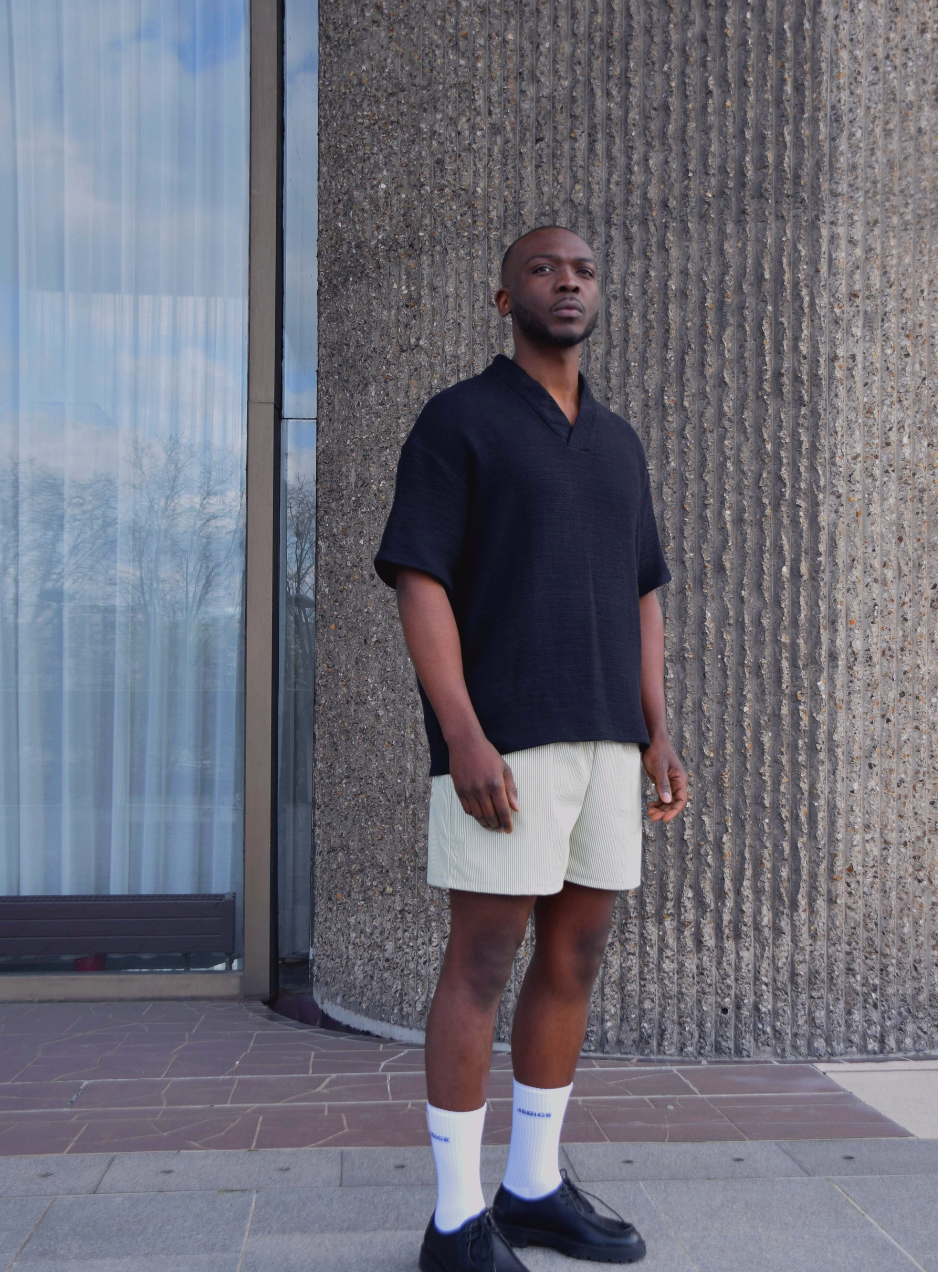 ensemble JADICE composé du top omar noir, du short yubi unisexe et des chaussettes tricotées blanches